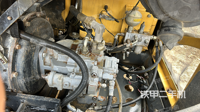 液压泵舱室正面整体（整机外观）