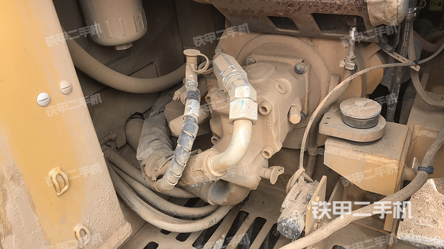 液压泵舱室正面整体（整机外观）