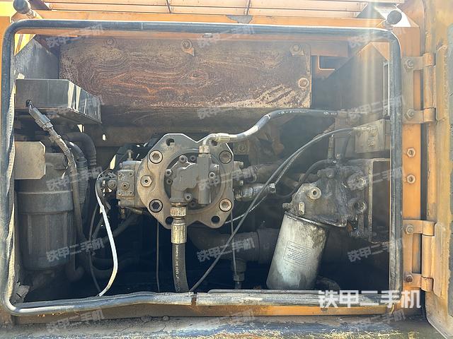 液压泵舱室正面整体（整机外观）