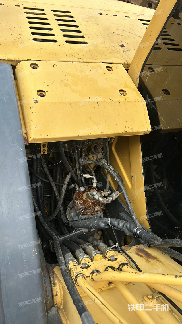 回转马达和主控阀（整机外观）