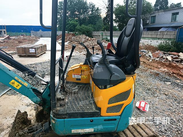 回转马达和主控阀（整机外观）