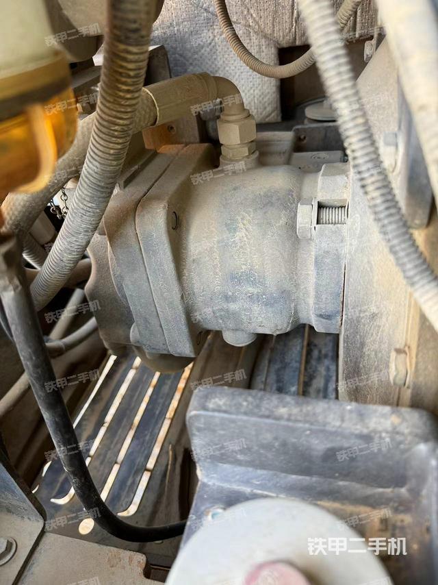 液压泵舱室正面整体（整机外观）