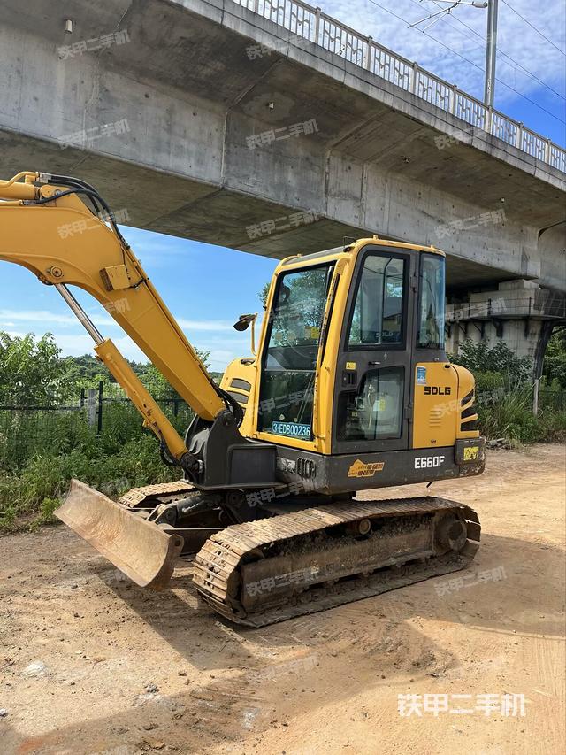 驾驶室顶部（整机外观）