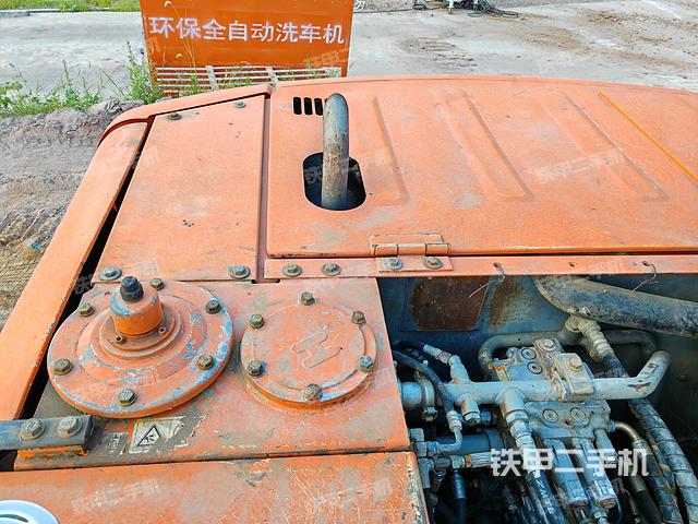 液压泵舱室正面整体（整机外观）