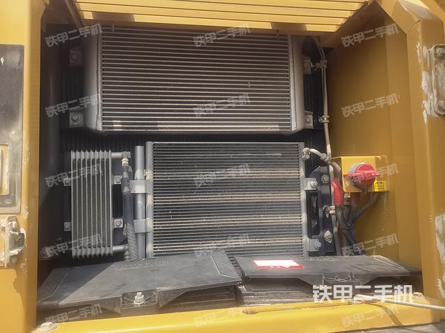 液压泵舱室正面整体（整机外观）