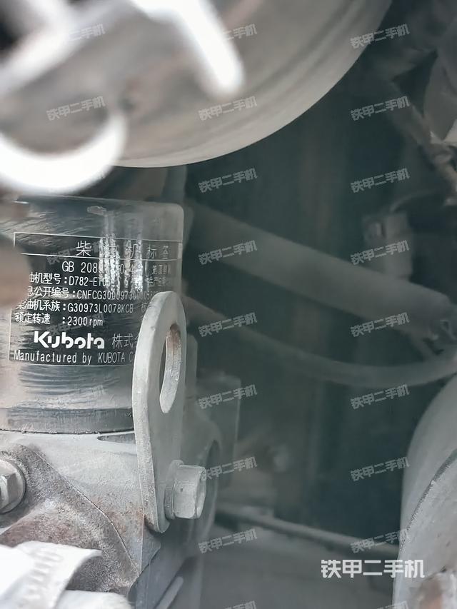 液压泵舱室正面整体（整机外观）