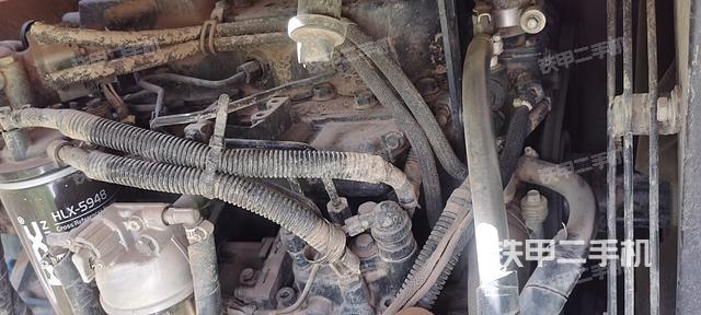 液压泵舱室正面整体（整机外观）