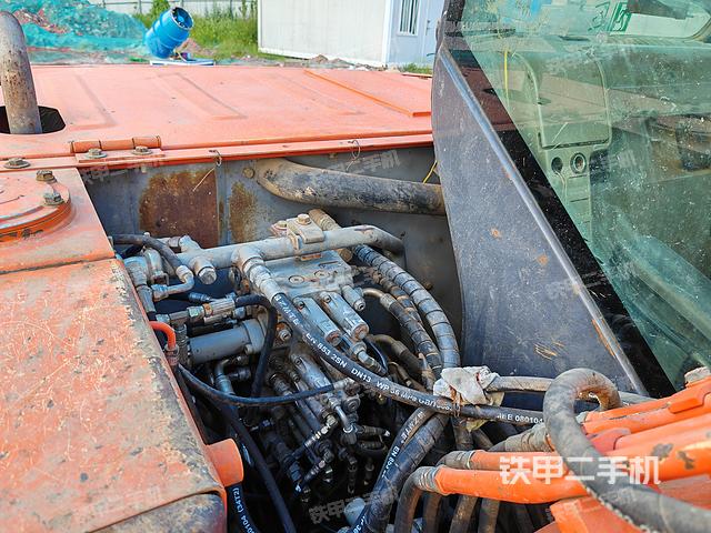 回转马达和主控阀（整机外观）