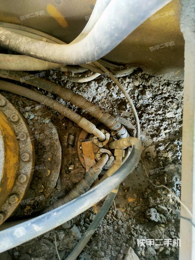 中央回轉(zhuǎn)接頭特寫(xiě)（上車(chē)部件）