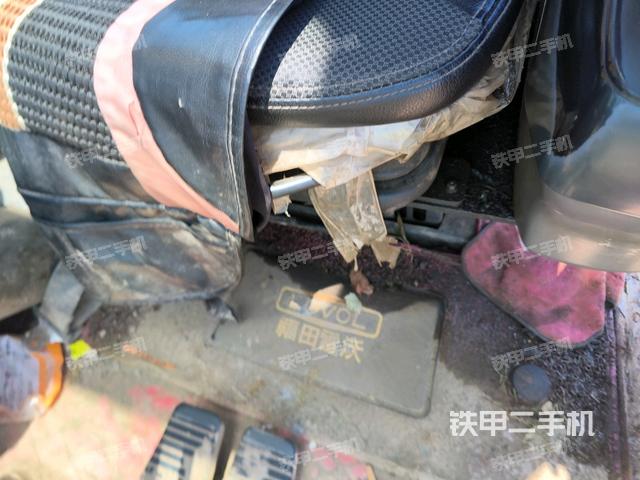 行走控制手柄和踏板?俯拍(駕駛室部分) 行走控制手柄和踏板?俯拍(駕駛室部分)