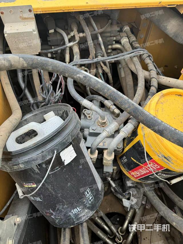 回转马达和主控阀（整机外观）