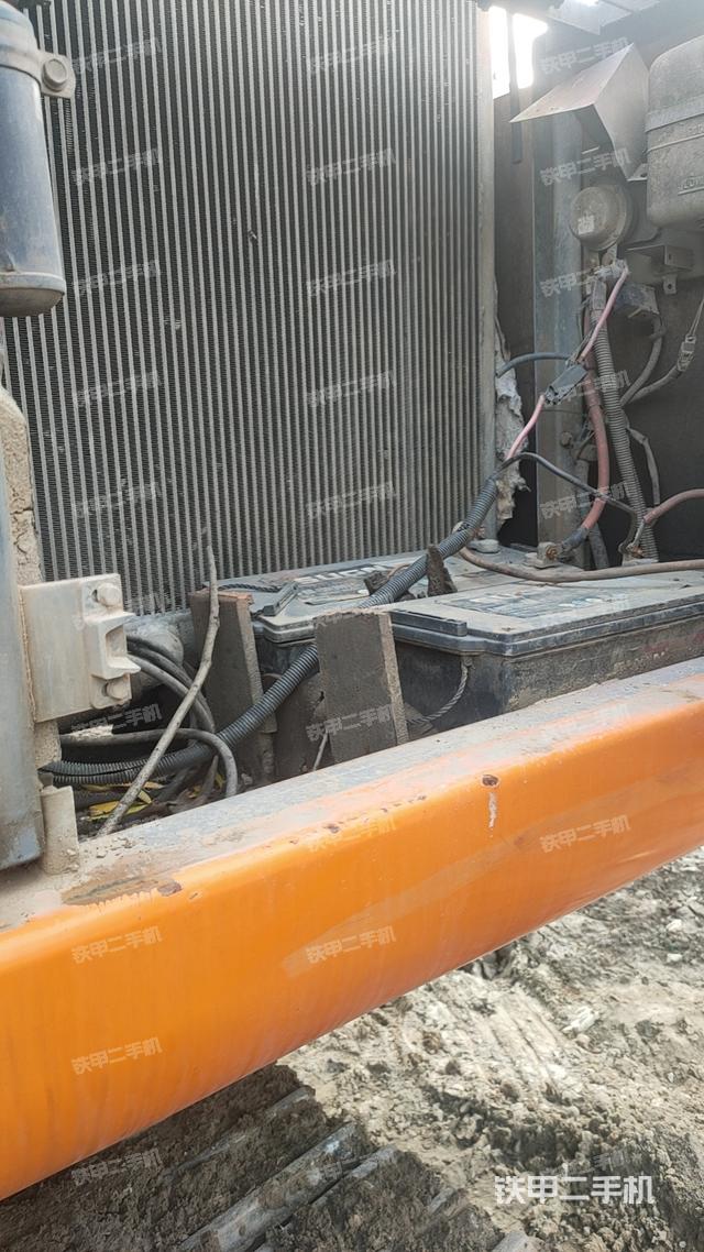 液压泵舱室正面整体（整机外观）