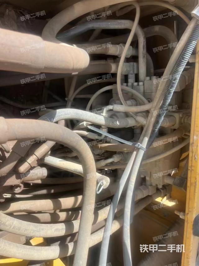 回转马达和主控阀（整机外观）