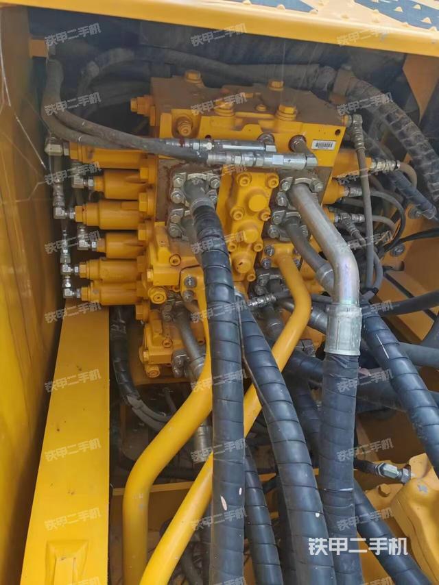 回转马达和主控阀（整机外观）