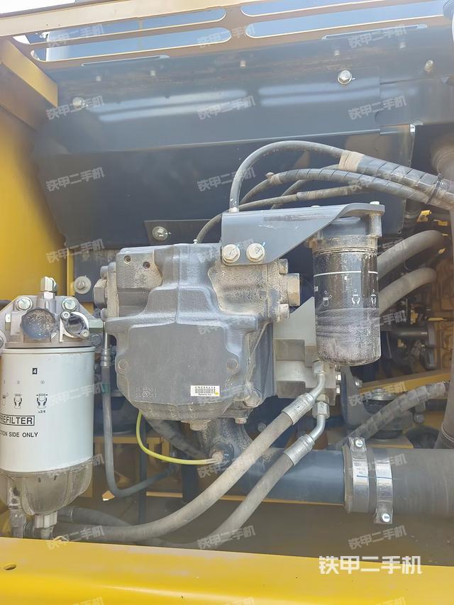 液压泵舱室正面整体（整机外观）