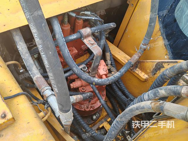 回转马达和主控阀（整机外观）