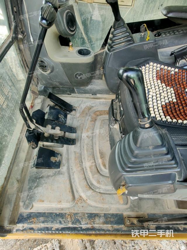 行走控制手柄和踏板?俯拍（駕駛室部分）