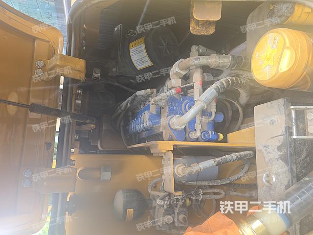 液压泵舱室正面整体（整机外观）