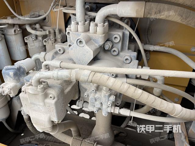 液压泵舱室正面整体（整机外观）