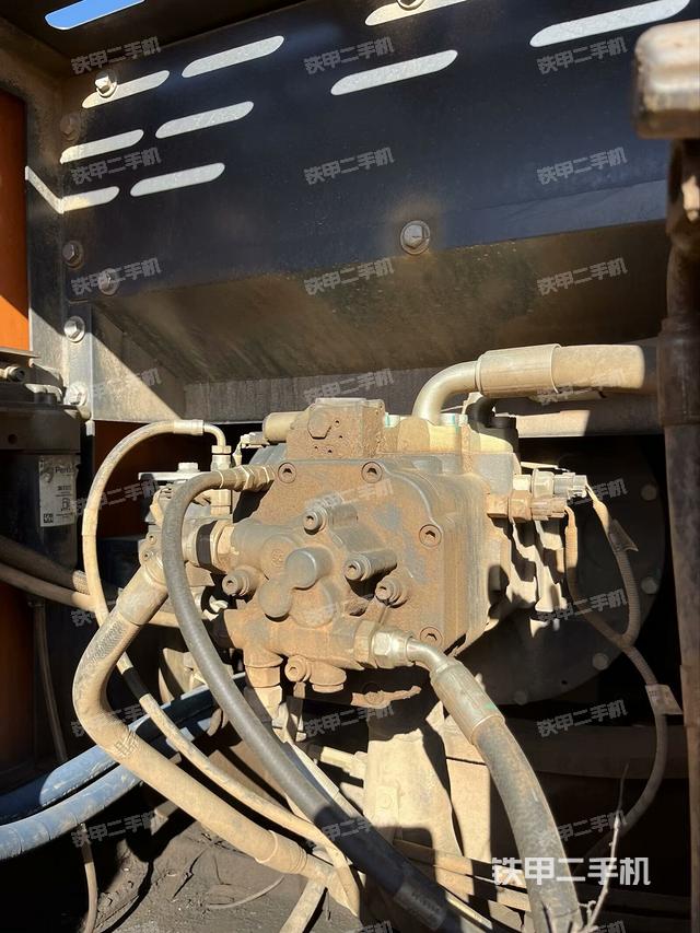 液压泵舱室正面整体（整机外观）