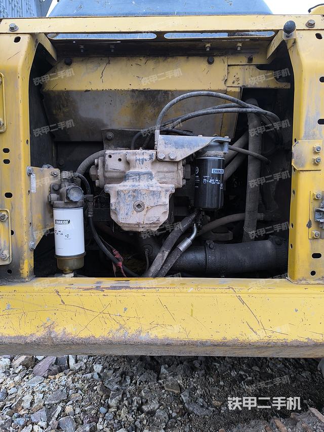 液压泵舱室正面整体（整机外观）