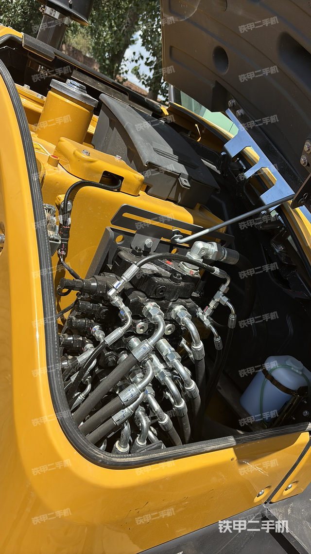 回转马达和主控阀（整机外观）