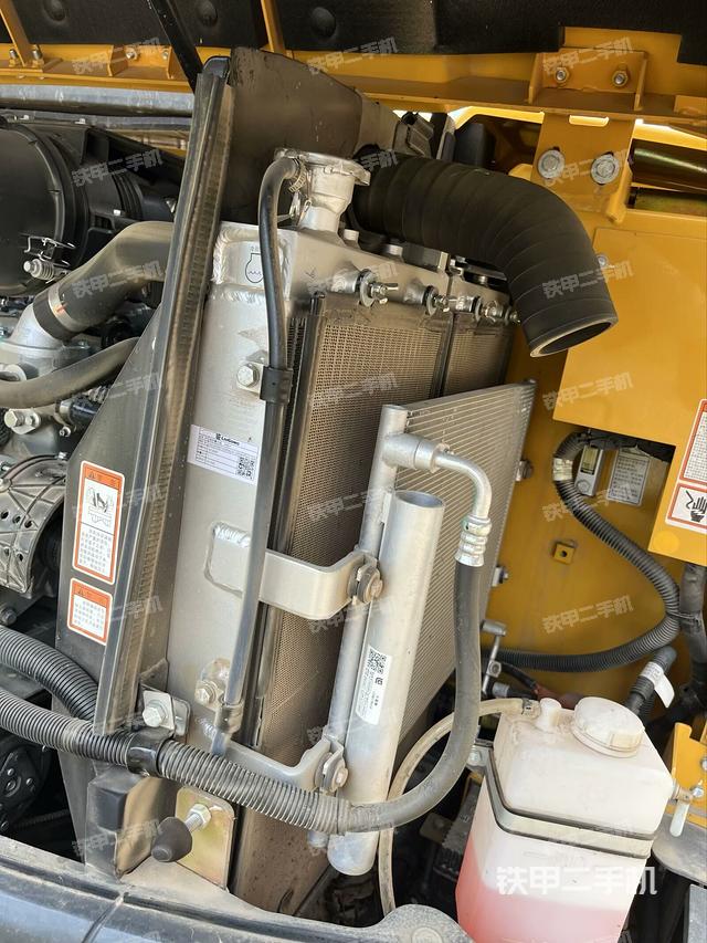 回转马达和主控阀（整机外观）