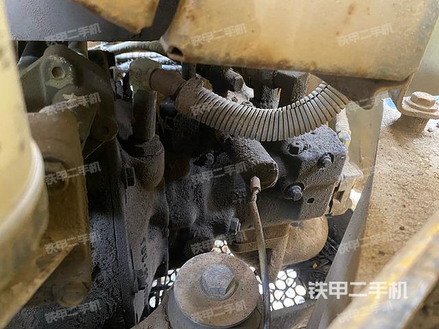 液压泵舱室正面整体（整机外观）