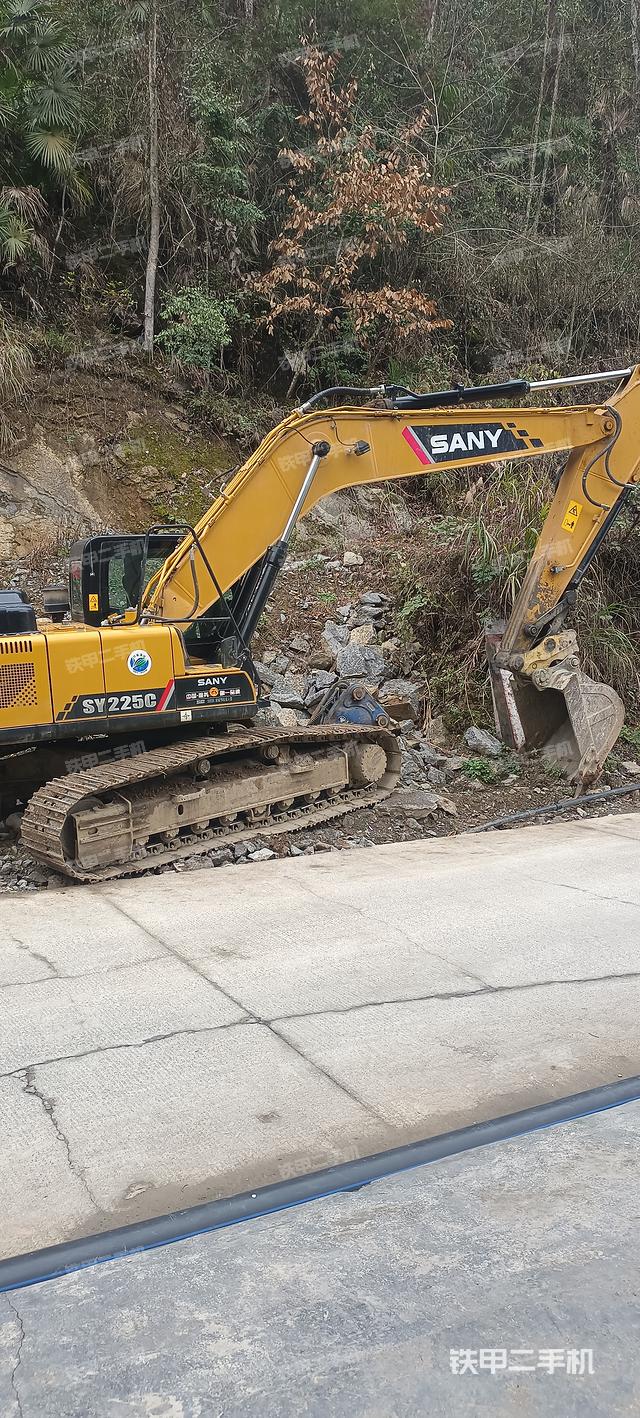 液压泵舱室正面整体（整机外观）