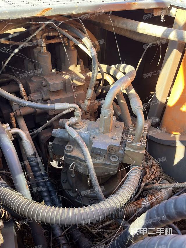 回转马达和主控阀（整机外观）