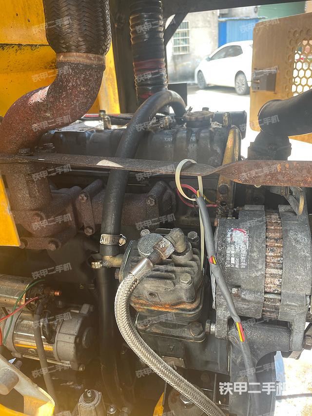 发动机右侧（整机外观及大件）