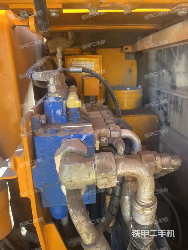 回转马达和主控阀（整机外观）