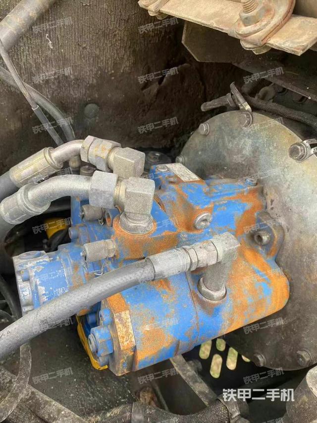 液压泵舱室正面整体（整机外观）