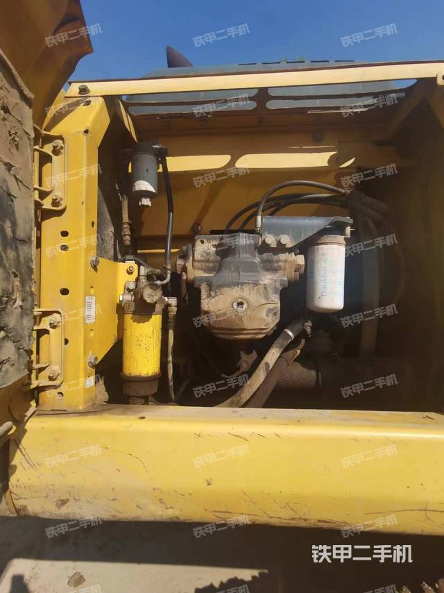 液压泵舱室正面整体（整机外观）