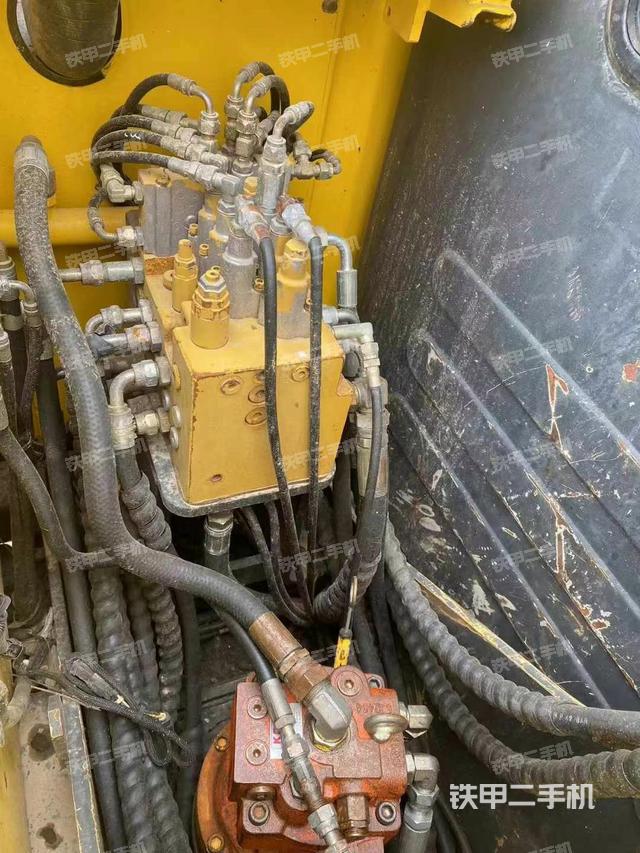 回转马达和主控阀（整机外观）