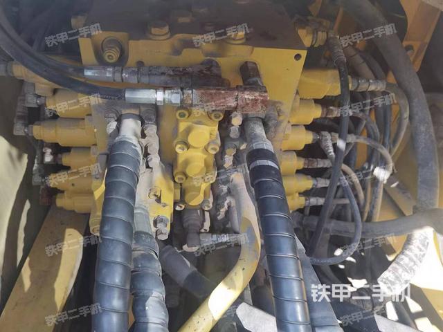 回转马达和主控阀（整机外观）