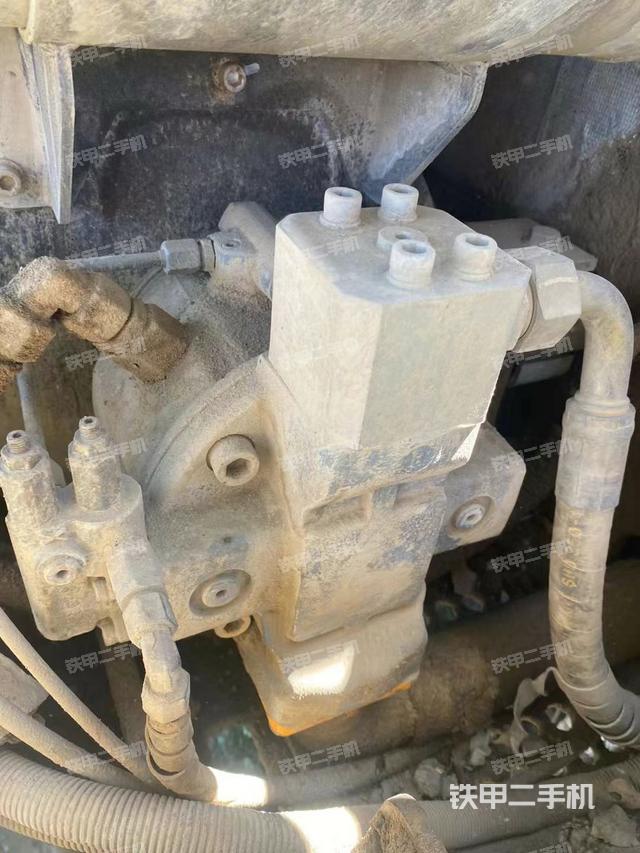 液压泵舱室正面整体（整机外观）