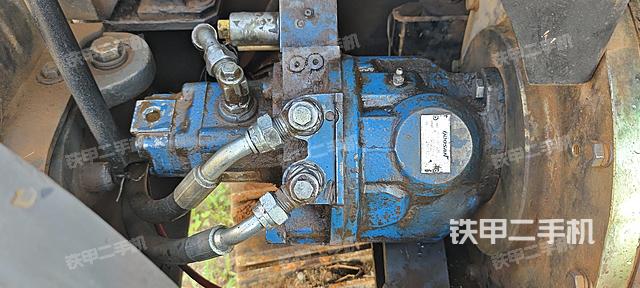 液压泵舱室正面整体（整机外观）