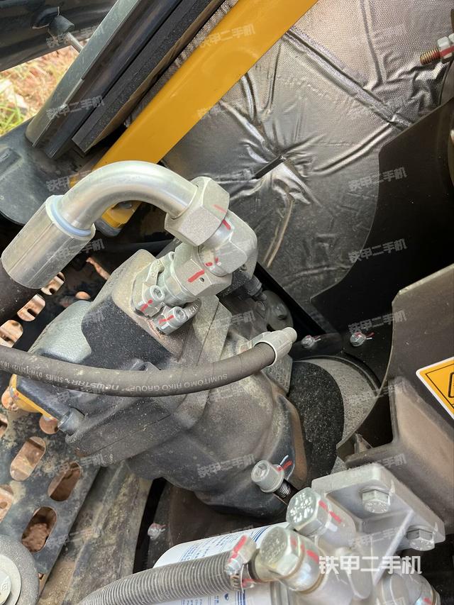 液压泵舱室正面整体（整机外观）