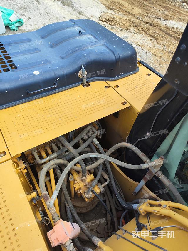 液压泵舱室正面整体（整机外观）