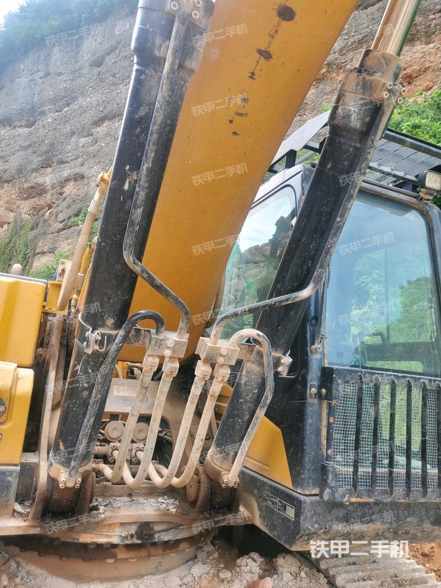 大臂油缸整体 竖拍（工作和回转装置）