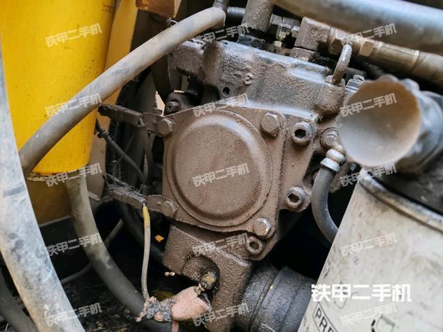 液压泵舱室正面整体（整机外观）