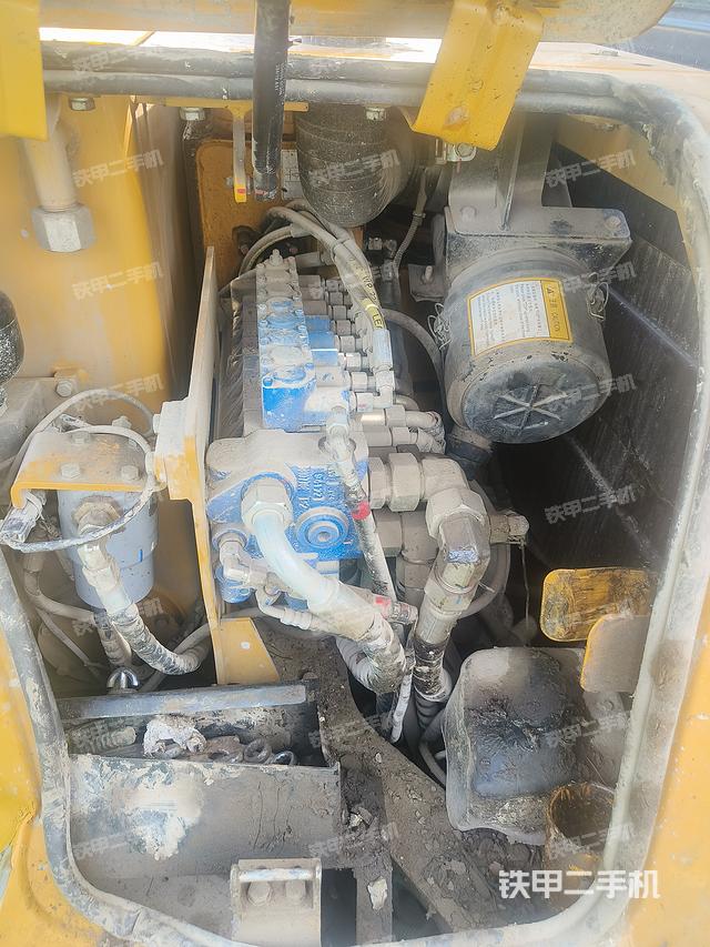 回转马达和主控阀（整机外观）