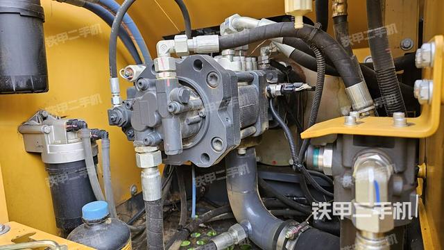 液压泵舱室正面整体（整机外观）