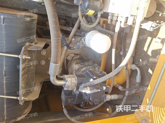 液压泵舱室正面整体（整机外观）