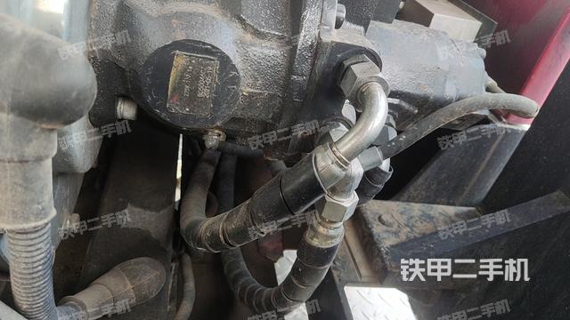 液压泵舱室正面整体（整机外观）