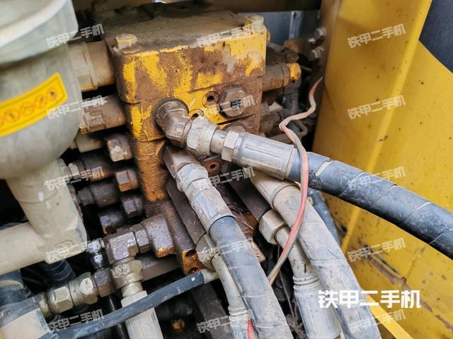 回转马达和主控阀（整机外观）