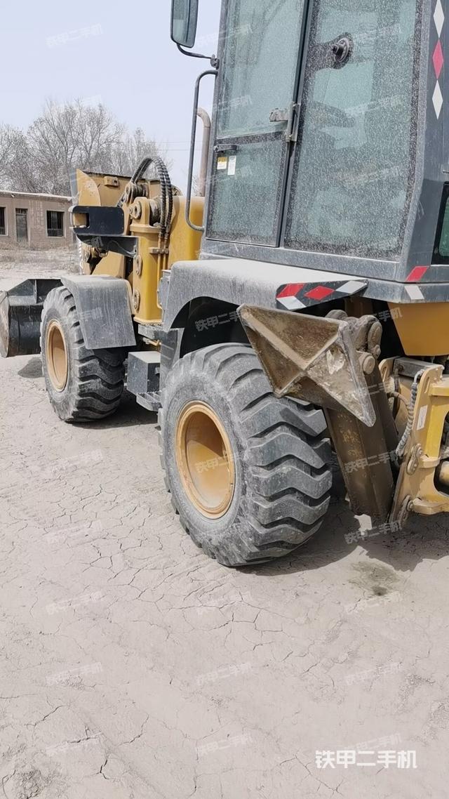 工作装置4（工作装置）