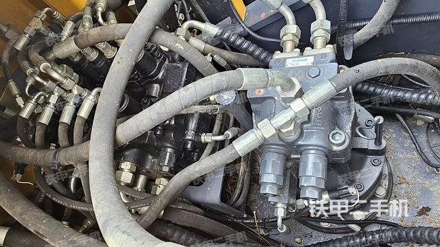 回转马达和主控阀（整机外观）