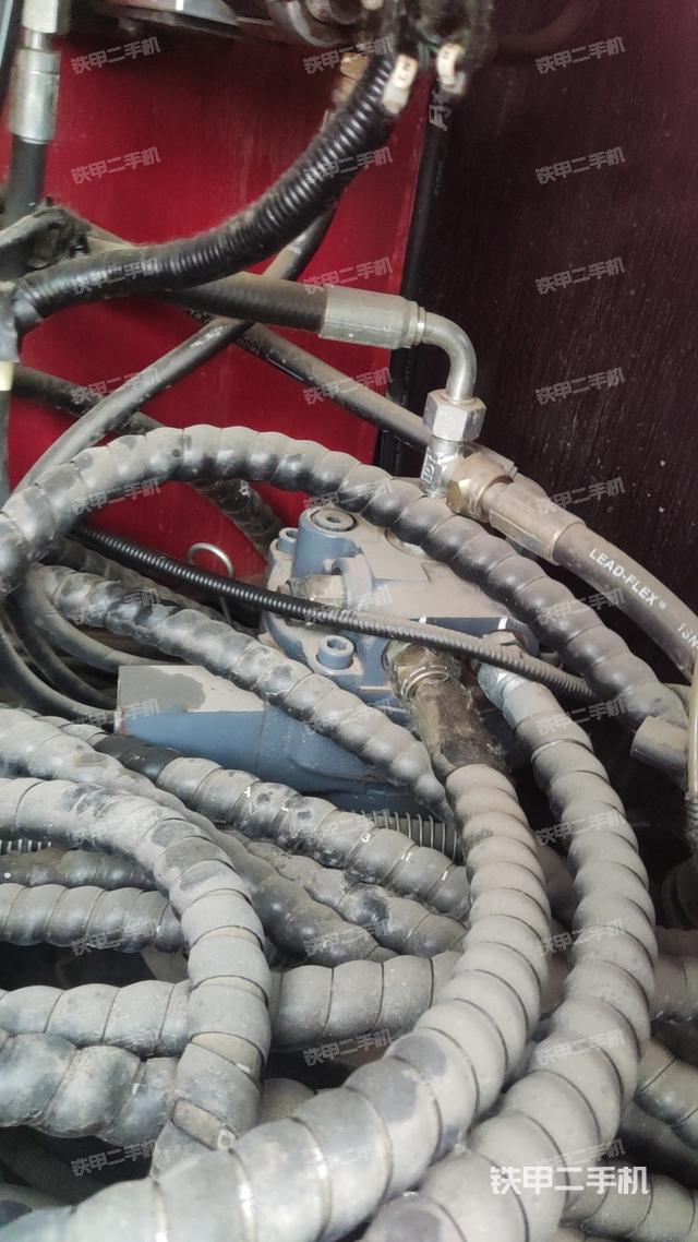 回转马达和主控阀（整机外观）